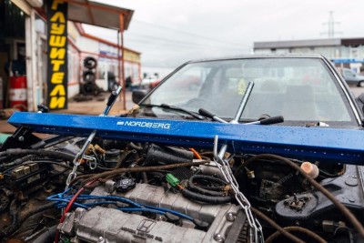 Универсальная опора для вывешивания двигателя и КПП на крыльях